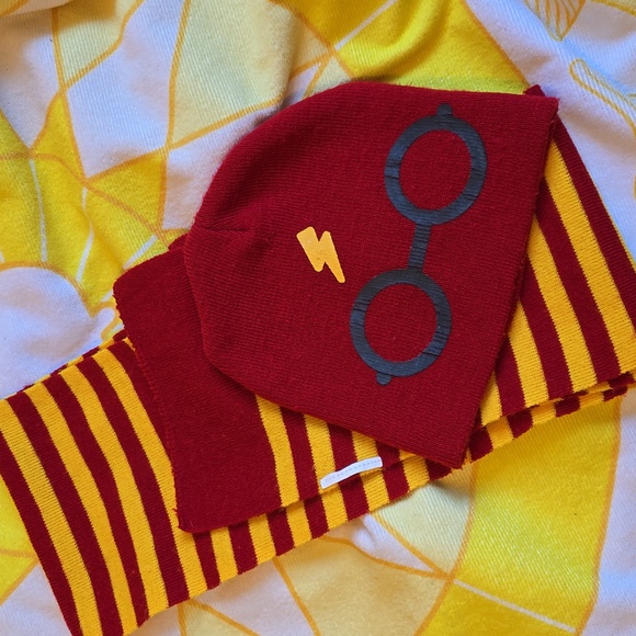 GUC - Harry Potter Hat and Scarf Set in Yellow and Red for Kids (Unisex) - Picture 2 of 13